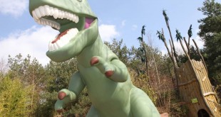 Ein fast echter Dinosaurier: Der Tyrannosaurus Rex im Playmobil Funpark misst stolze vier Meter und begrüßt Abenteurer mit furchterregendem Gebrüll.