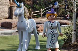 Zauberhaftes Feenland: Diese zauberhafte Elfe und ihr Einhorn treffen Sie im Abenteuerland, direkt gegenüber den Zaubermuscheln im Playmobil Funpark.