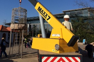 Spielspaß in der Playmobil Baustelle: Wer sich traut, kann bis in den Korb des Playmobil Baukrans klettern.