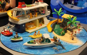 Die Kabinen im großen Playmobil Kreuzfahrtschiff lassen sich herausziehen und auf diese Weise einfacher bespielen.