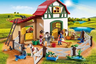 Der neue Playmobil Ponyhof wird ab Januar 2016 ausgeliefert.