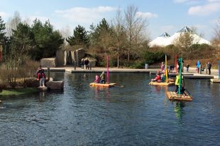 Ausgezeichnete Idee: Rollstuhlfahrer können den Piratensee mit einem "Rolli-Floß" (rechts im Bild) den Piratensee erkunden.